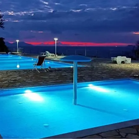 Sunset House فلورا