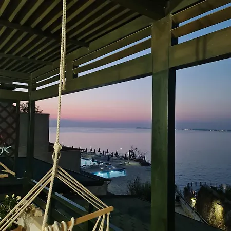 Sunset House * فلورا